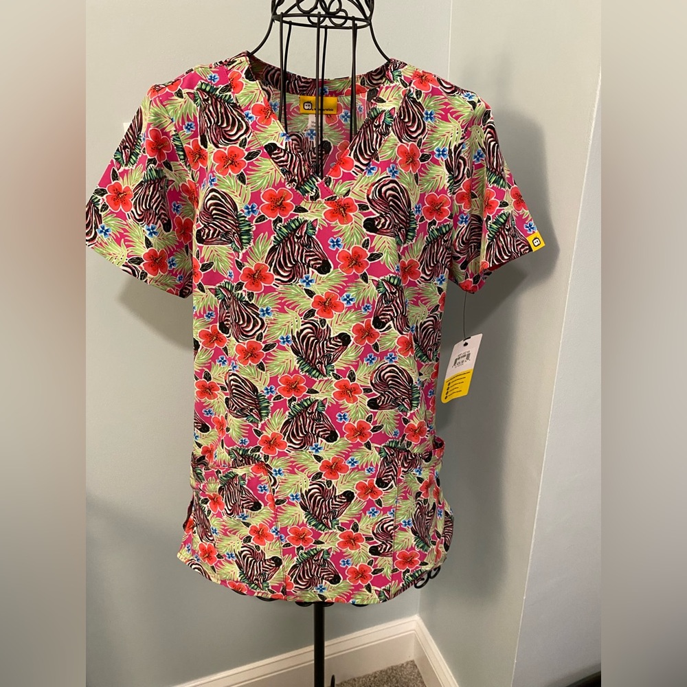 New Wonder Wink Ladies Women Scrub Top XS Extra Small Zebra Hearts Pink Floral
